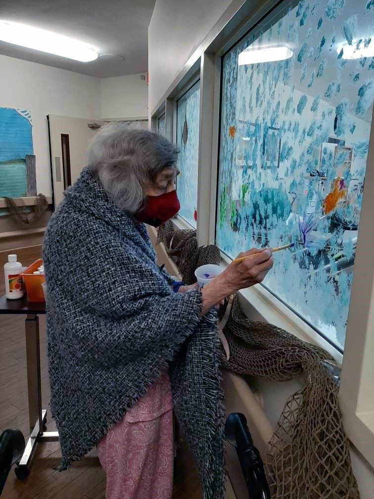 EncoreRehab's tweet photo. The therapy team @ Peak Outer Banks is bringing some sunshine to residents with their "Under the Sea" program! Residents were engaged in standing activities while painting water, fish, and sea creatures on the windows of the gym!
#FUNinFUNction #EncoreRehab #NationalRehabWeek https://t.co/d0oF1vZQIb
