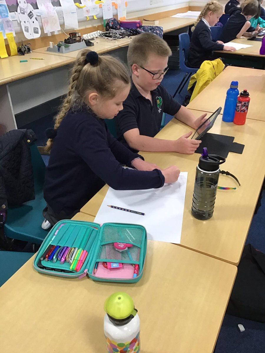 blackhallPS's tweet photo. Primary 5/4 are using iPads to research what life was like for rich and poor Victorian people #exploringthepast https://t.co/0TBCyFNLyg