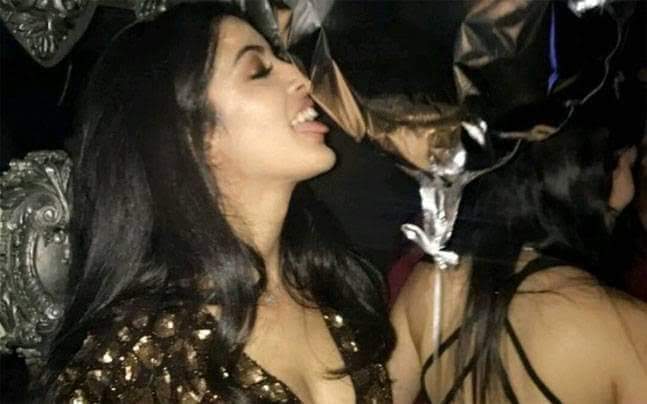 Aryavrta_'s tweet photo. ये है जयाबच्चन की नशेड़ी बेटी की बेटी.नव्या नवेली..

अब समजे कल भोकने का मतलब.फटी पड़ी है सबकी. https://t.co/dq4xiWRuL0