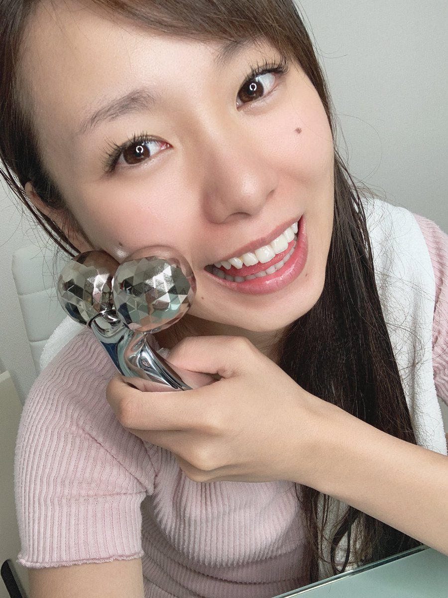Moe Goriki On Twitter お風呂上がりにリファカラットでマッサージ はじめて間もないので効果はまだ分かりませんが とにかく気持ちいい 全身に使えるんだけどマッサージしたところは肌が柔らかくなってる リファカラット
