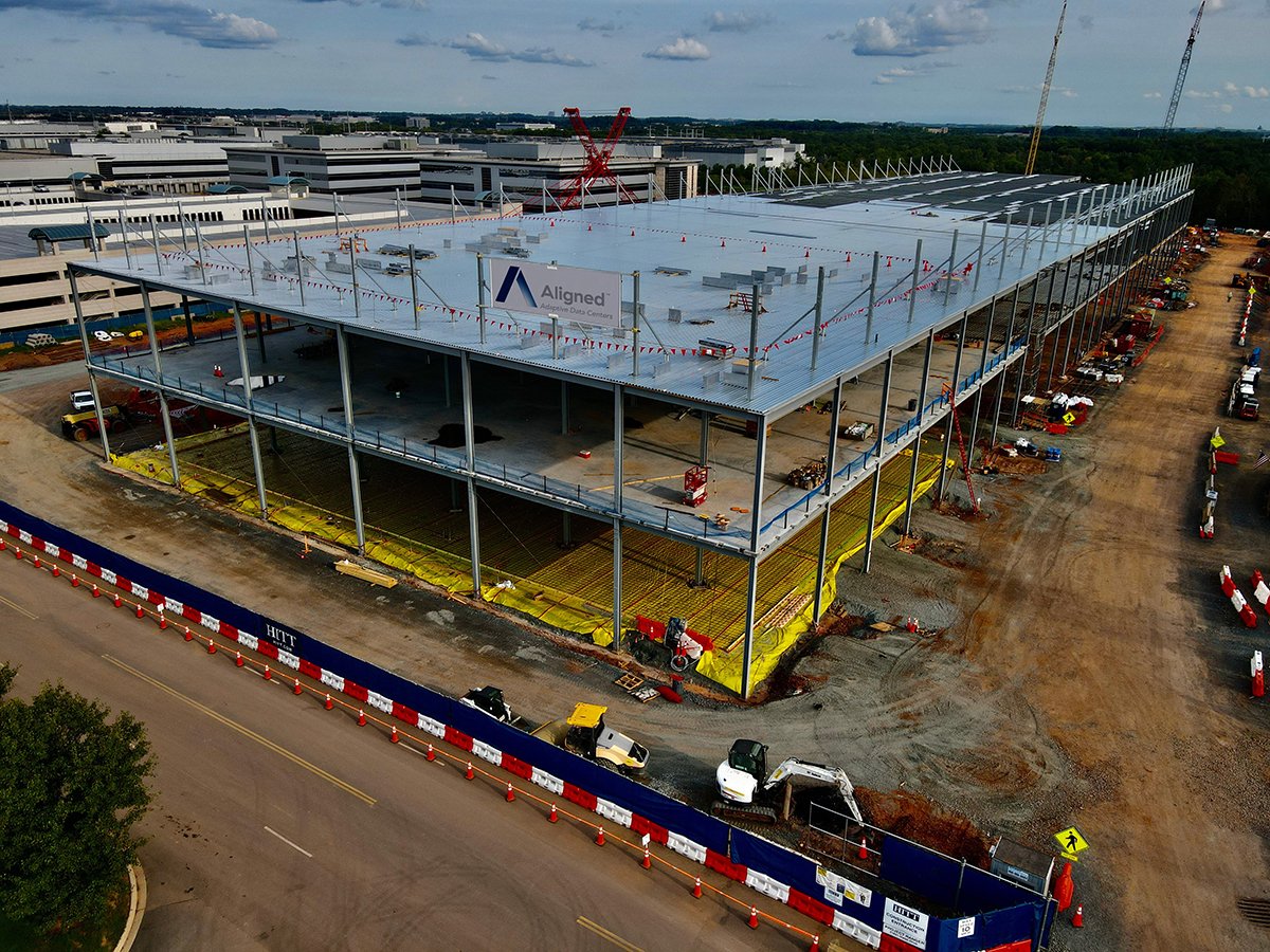 Aligned is excited to announce the closing of our $1B credit facility &amp; first-ever U.S. data center sustainability linked financing -- one of the largest private debt raises in data center history! alignedenergy.com/post/aligned-c… #AlignedDNA #sustainable #datacenters #financing