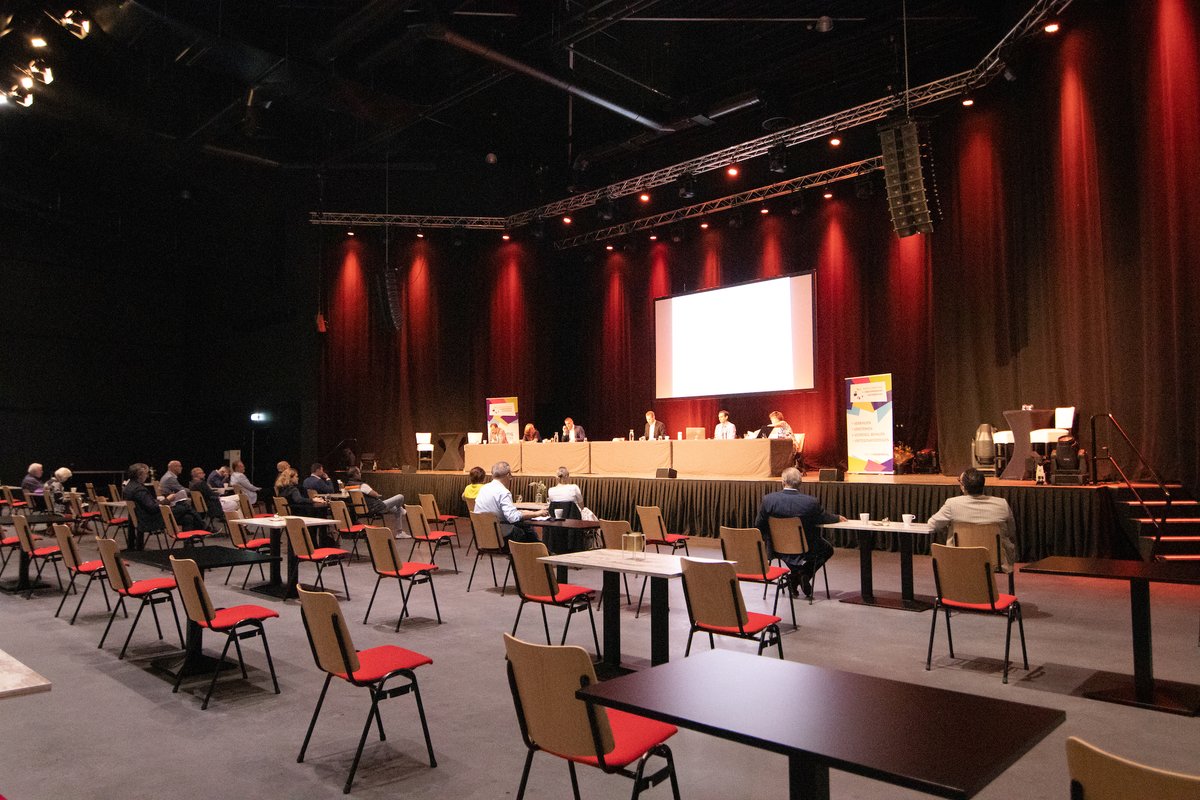 Vandaag mochten we de Bedrijvenkring Ondernemend Veenendaal verwelkomen in de grote zaal. Na de ALV werd gestart met de Prinsjesdaglunch waarbij 2 gastsprekers aan het woord kwamen.
#veenendaal #alv #vergaderen #congres #bov #basiliek #coronaproof #evenement #lunch #spreker