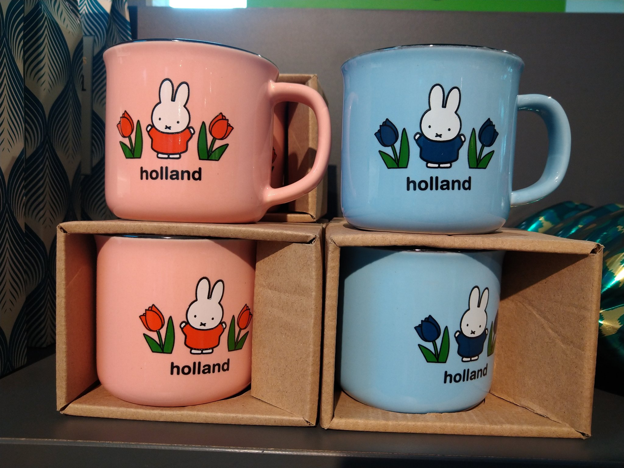 ミイル Miiru Vvv 観光案内所 で見つけたミッフィーちゃんのマグカップ ホーローかと思って持ったら実は陶器で重くてびっくりした 最近 オランダの英語表記がthe Netherlands に統一されたから Holland 表記は今後貴重になるかも T Co