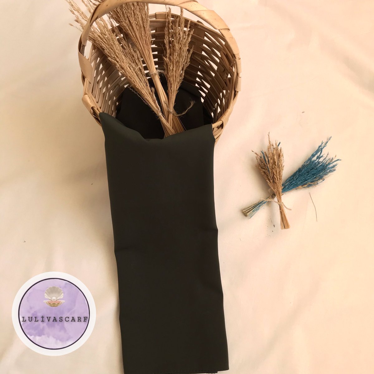 • MEDİNE İPEĞİ ŞAL • 
• Yaz aylarında ipeksi dokusuyla kesinlikle doğru tercih 👌🏻☘️
• 70*200 ölçülerindedir 
• iç göstermez .