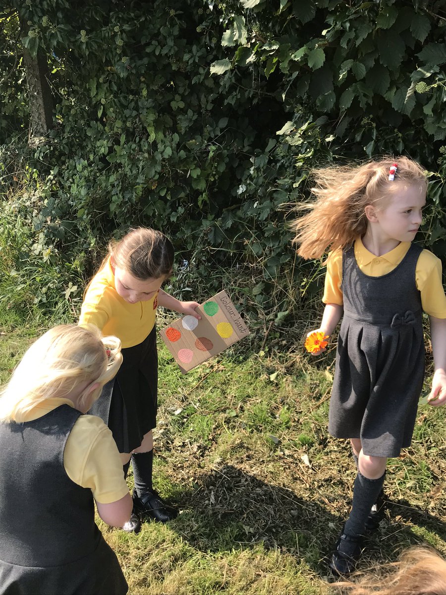 stdavidsrc2017's tweet photo. Looking for colours! 👀🎨 Our challenge was to find every colour that is in our ‘Colour Monster’ book! #SDPSY1 #colourhunt #thecolourmonster #exploringoutdoors https://t.co/KGLSe2aFTa