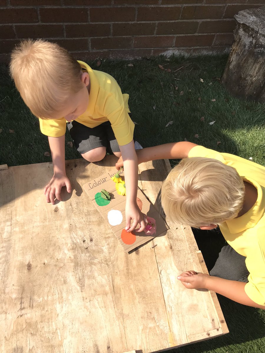 stdavidsrc2017's tweet photo. Looking for colours! 👀🎨 Our challenge was to find every colour that is in our ‘Colour Monster’ book! #SDPSY1 #colourhunt #thecolourmonster #exploringoutdoors https://t.co/KGLSe2aFTa