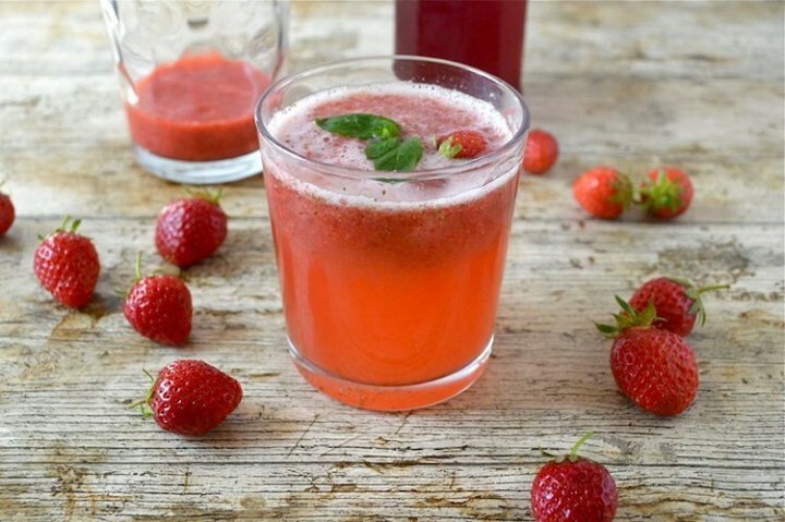 Choclette8's tweet image. An easy to make refreshing summer non-alcoholic drink. This fruity, floral and fresh strawberry rose mint fizz is suitable for all the family or visiting friends. Packed full of strawberries it’s also sweetly scented with rose and mint. 

#homemade #howt… instagr.am/p/CFMlgMIDpeG/