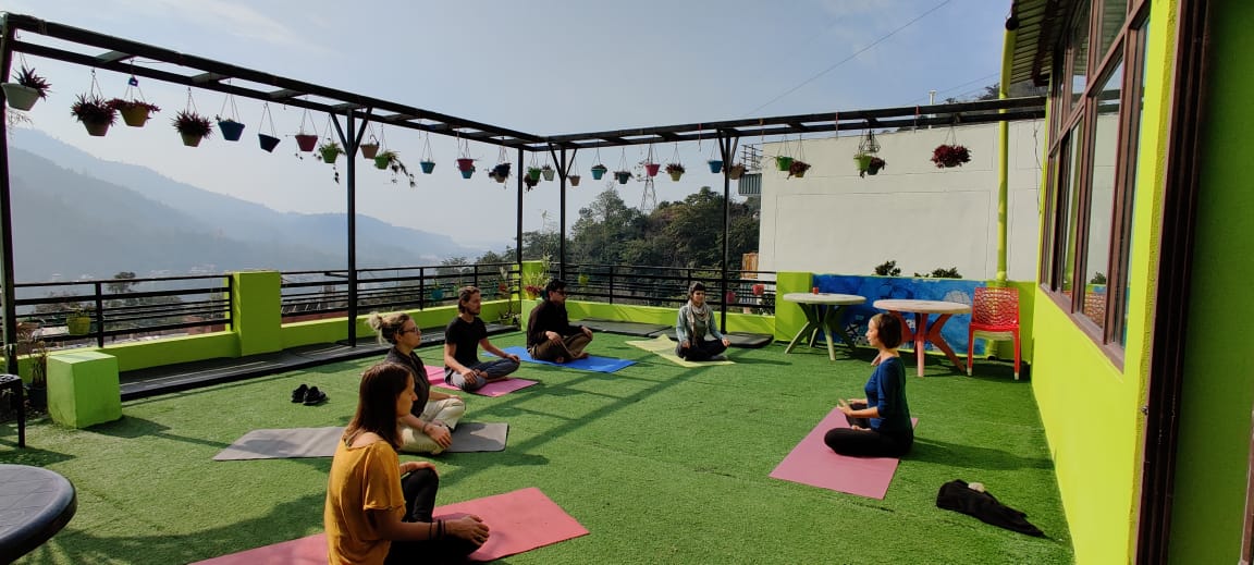 workfromdestin1's tweet photo. Its time to part ways with your #stuckathome routine and seek some mind expansion in #Rishikesh. Head straight to the 'Yoga Captial of the world' for mind meditation amidst fast-flowing Ganges River & forested hills. #workfromdestination #rishikesh
📸: @MoustacheHostel https://t.co/wgTVAVSYBk