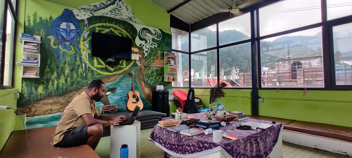 workfromdestin1's tweet photo. Its time to part ways with your #stuckathome routine and seek some mind expansion in #Rishikesh. Head straight to the 'Yoga Captial of the world' for mind meditation amidst fast-flowing Ganges River & forested hills. #workfromdestination #rishikesh
📸: @MoustacheHostel https://t.co/wgTVAVSYBk