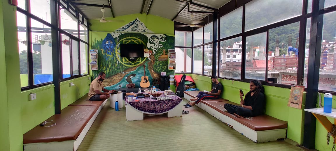 workfromdestin1's tweet photo. Its time to part ways with your #stuckathome routine and seek some mind expansion in #Rishikesh. Head straight to the 'Yoga Captial of the world' for mind meditation amidst fast-flowing Ganges River & forested hills. #workfromdestination #rishikesh
📸: @MoustacheHostel https://t.co/wgTVAVSYBk