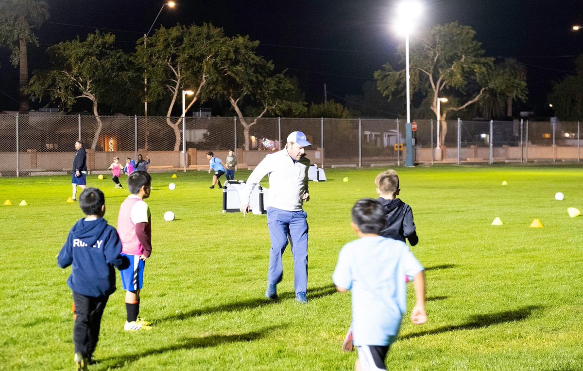 godlovessoccer's tweet photo. The benefits of volunteering is a two-way street. While you're providing them with skills, mentorship and confidence, you're receiving love that warms your soul.

https://t.co/oKUguLAI1E

#youthsoccer #soccerball #soccergear #soccer #soccerkids #futbol #football #phoenix #arizona https://t.co/RmP7e6p7pA