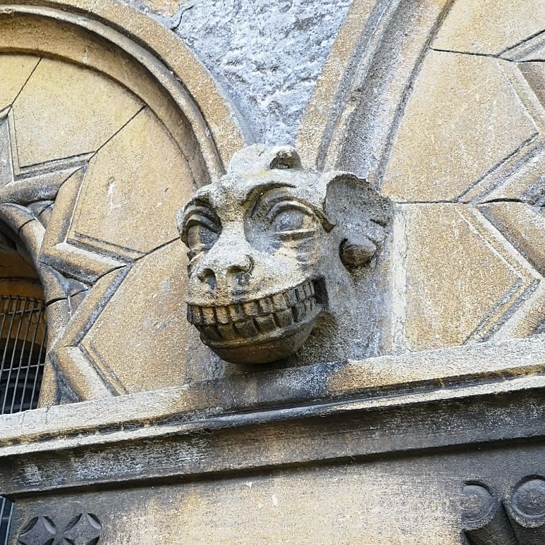 steffaniwdavies's tweet photo. Curious critters at St Mary's Priory Church, Chepstow. #ImpsDevilsAndDemons #AnimalsInChurches https://t.co/T4p5iMrsTr