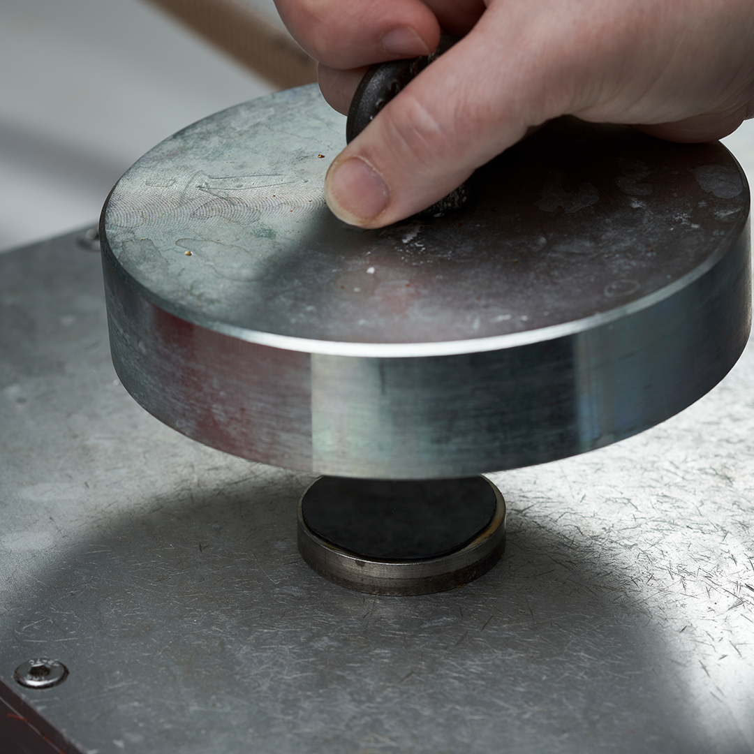 GirardPerregaux's tweet photo. Holding the onyx plate, the artisans mark the perimeter for what will become the face of Infinity. The onyx disc is cut and machined to become an ultra-thin dial, reduced from 4mm to 0.4mm in size, the equivalent of a knife blade.​
#GirardPerregaux #GPinfinity #Craftsmanship https://t.co/fNhe9hjcN2