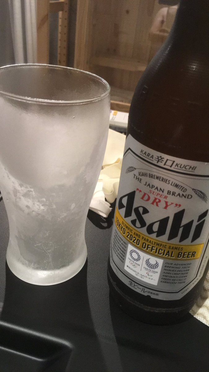 Sharkyuu アサヒスーパードライをこの飲み方で飲むとめちゃくちゃ美味しいので共有します グラスとビールを冷凍庫に入れて 過冷却が起きたところで取り出します あとは泡立てないようにそーっとグラスに注いで飲むだけ 冷凍庫に入れたことを忘れない
