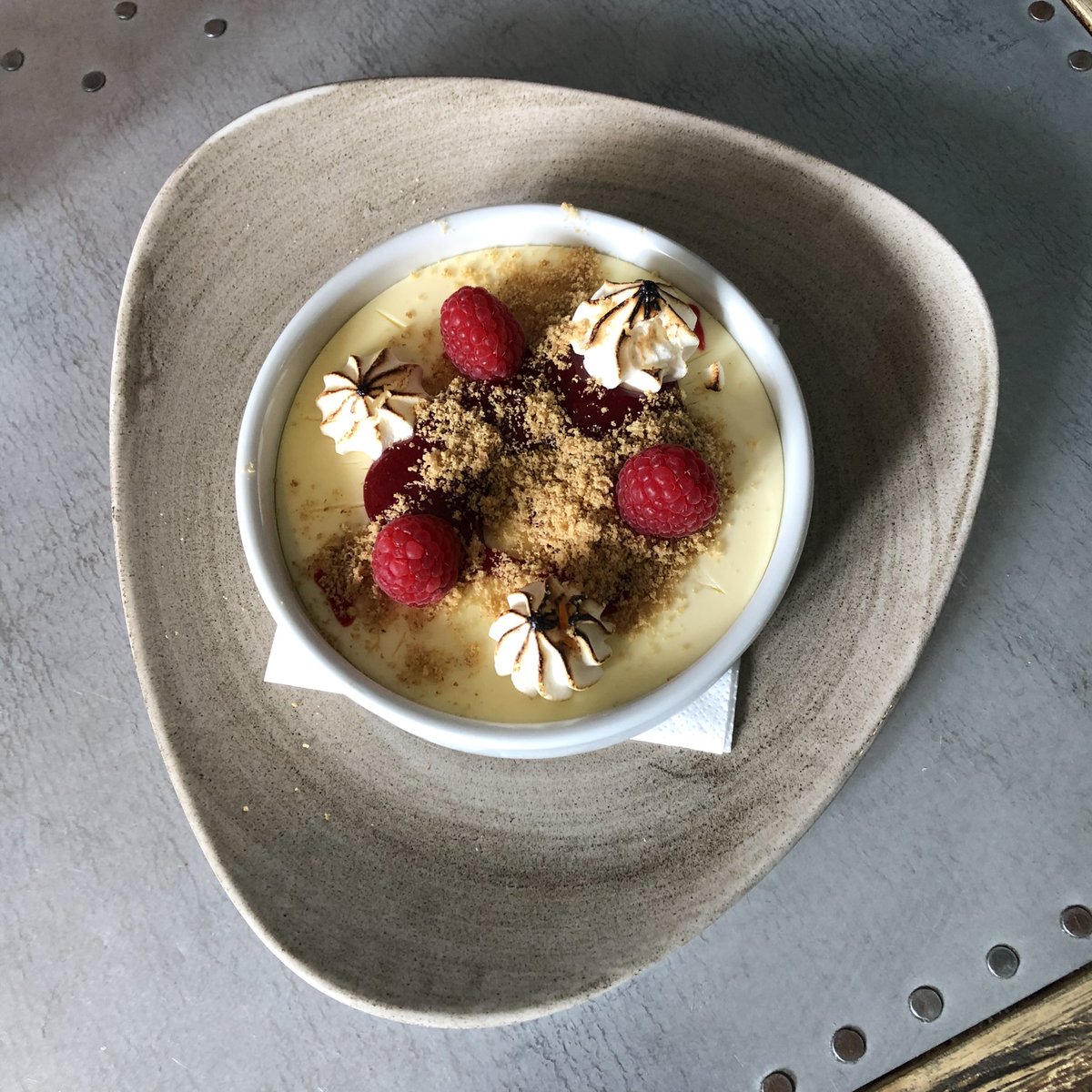 Lemon posset, Italian meringue, raspberry, biscuit crumb

🍋

#dessert #pudding #WednesdayMotivation #dinnerplans #cardiff