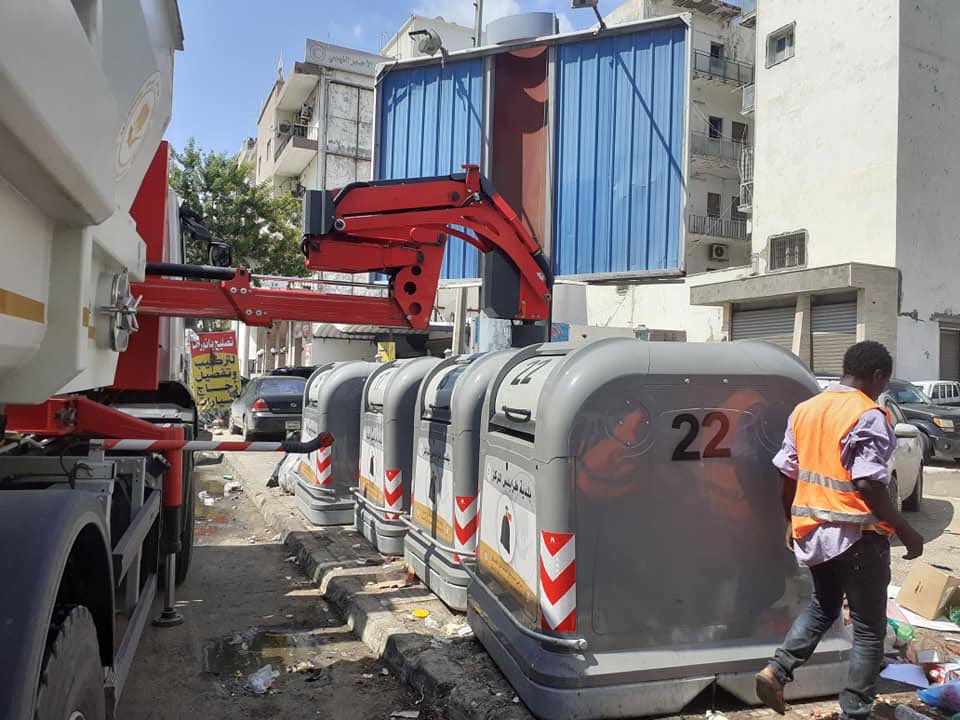 ظواهر سلبية نتمنى أن يكون المواطن حريصا على عدم تكرارها .
في أحد شوارع طرابلس واجهت ظهر  اليوم سيارة نقل القمامة وجود سيارات لمواطنين يوقفون سياراتهم أمام صناديق القمامة الثابتة  الأمر الذي أدى إلى عدم التمكن من  نقل الصناديق وتفريغها.