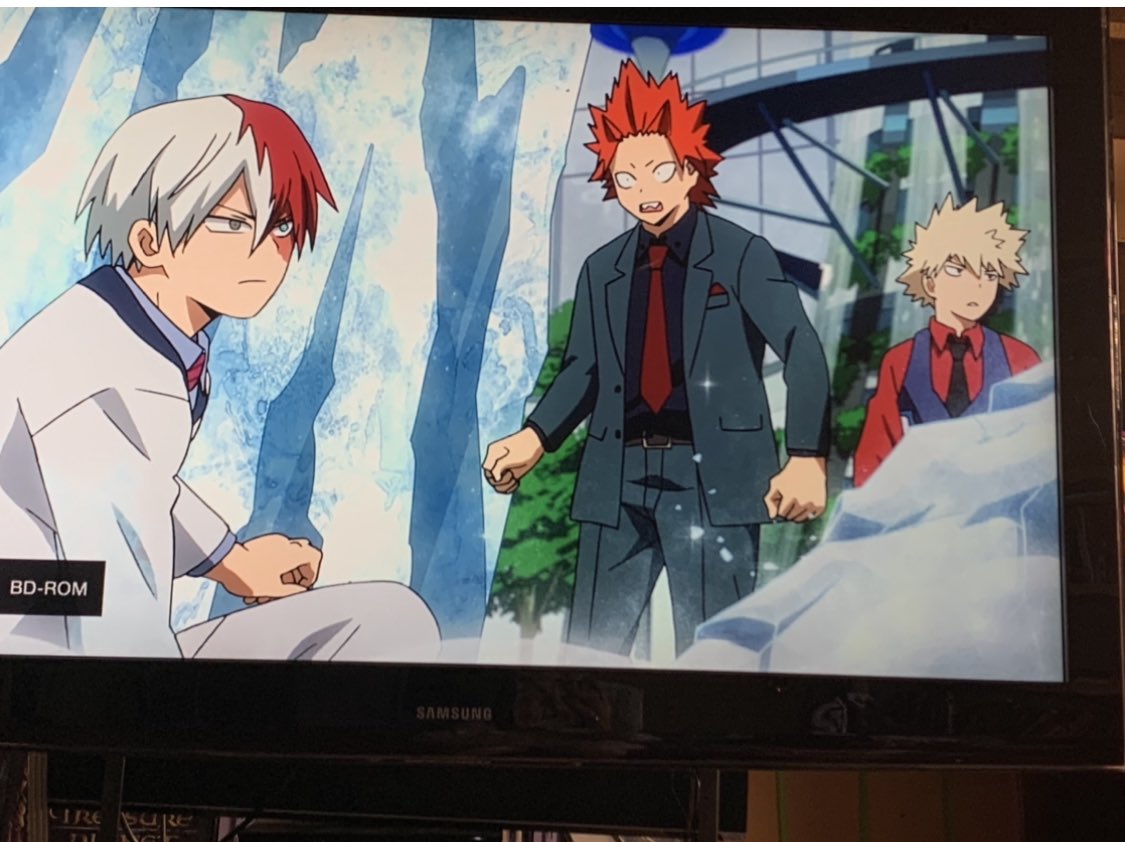 After getting over the initial shock the normal response would be, Hey, Todoroki, what’s going on?” Right? That’s Kirishima’s first response anyways, but Not Bakugo. He’s still far more focused on the rest of the class. The entire time Kirishima and Todoroki are having this