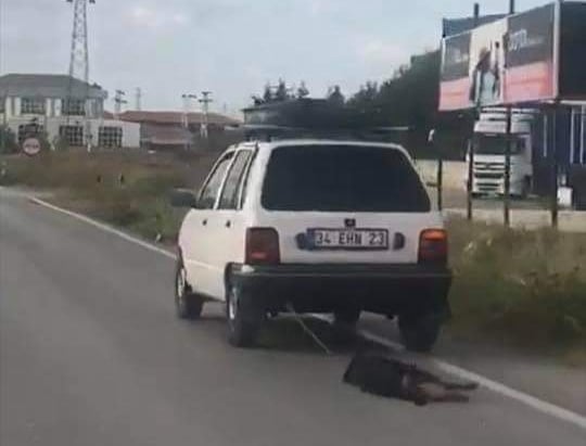 haykurder's tweet photo. Silivri Çeltik Mahallesi'nde 34 EHN 23 plakalı aracın arkasına bağlayarak sürüklerken vatandaşlarca görüntülenerek durdurulan aracın sürücüsü olayın sosyal medyada duyurulmasının ardından re'sen başlatılan soruşturma çerçevesinde gözaltına alındı. 
+👇 https://t.co/PxuaUUqggx