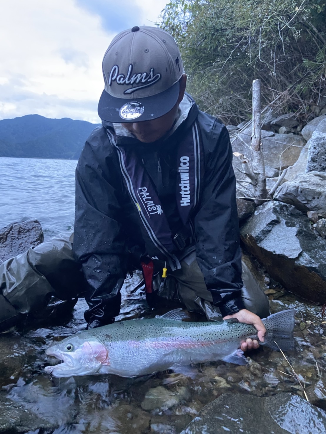 Palms En Twitter 本日の本栖湖 主役はこちら Hitoshiがランディングしたレインボートラウト65cm レイクショアスロー スローブラットキャストロングレイクショアスロー Palmsfishing T Co kg6zucbq Twitter