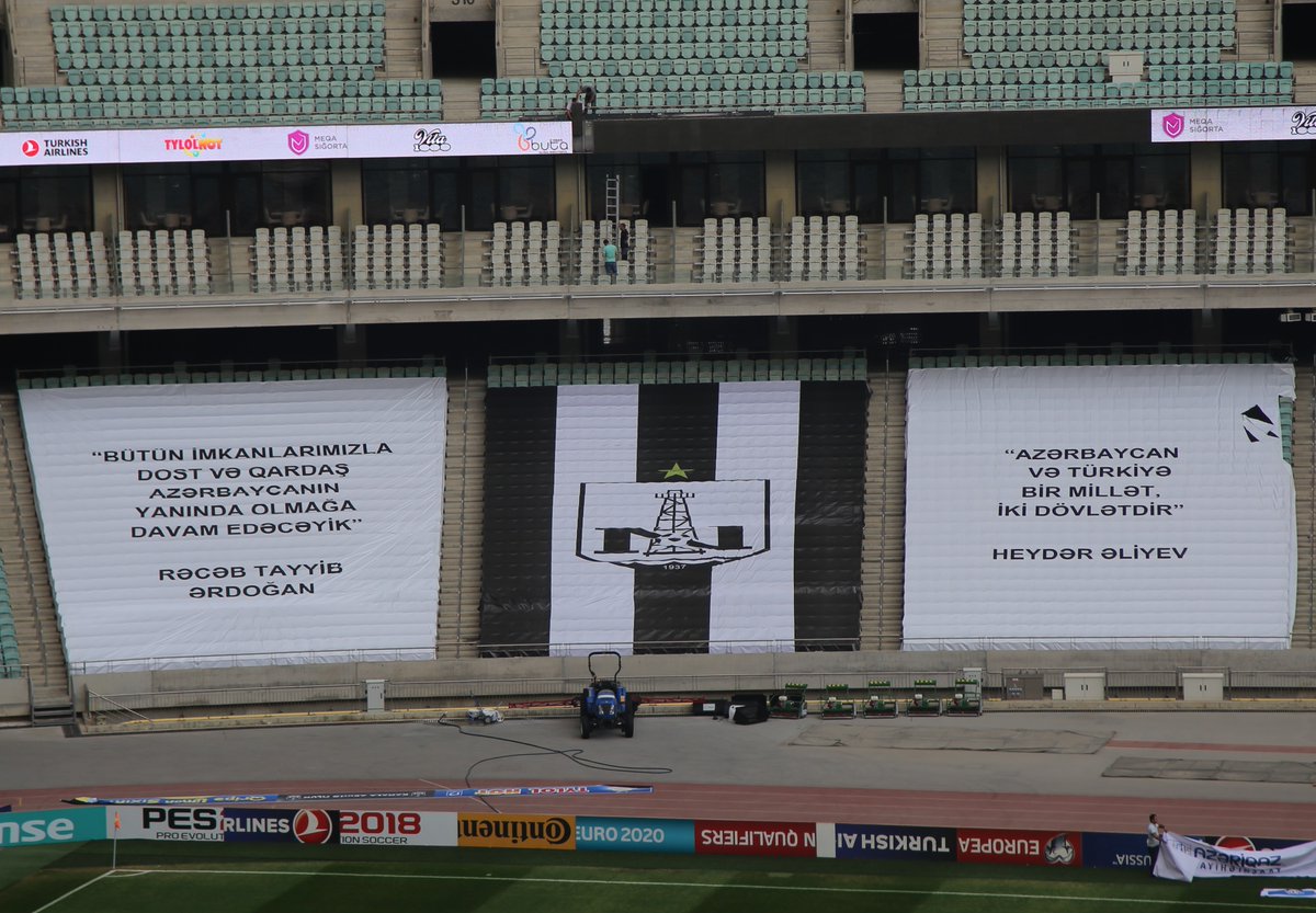 Galatasaray - Neftçi karşılaşmasının oynanacağı statta "kardeşlik" pankartları
Galatasaray'ın Azerbaycan temsilcisi Neftçi ile UEFA Avrupa Ligi 2. Eleme Turu'nda karşılaşacağı Bakü Olimpiyat Stadı'nda Türkiye ve Azerbaycan kardeşliğine ilişkin pankartlar asıldı.