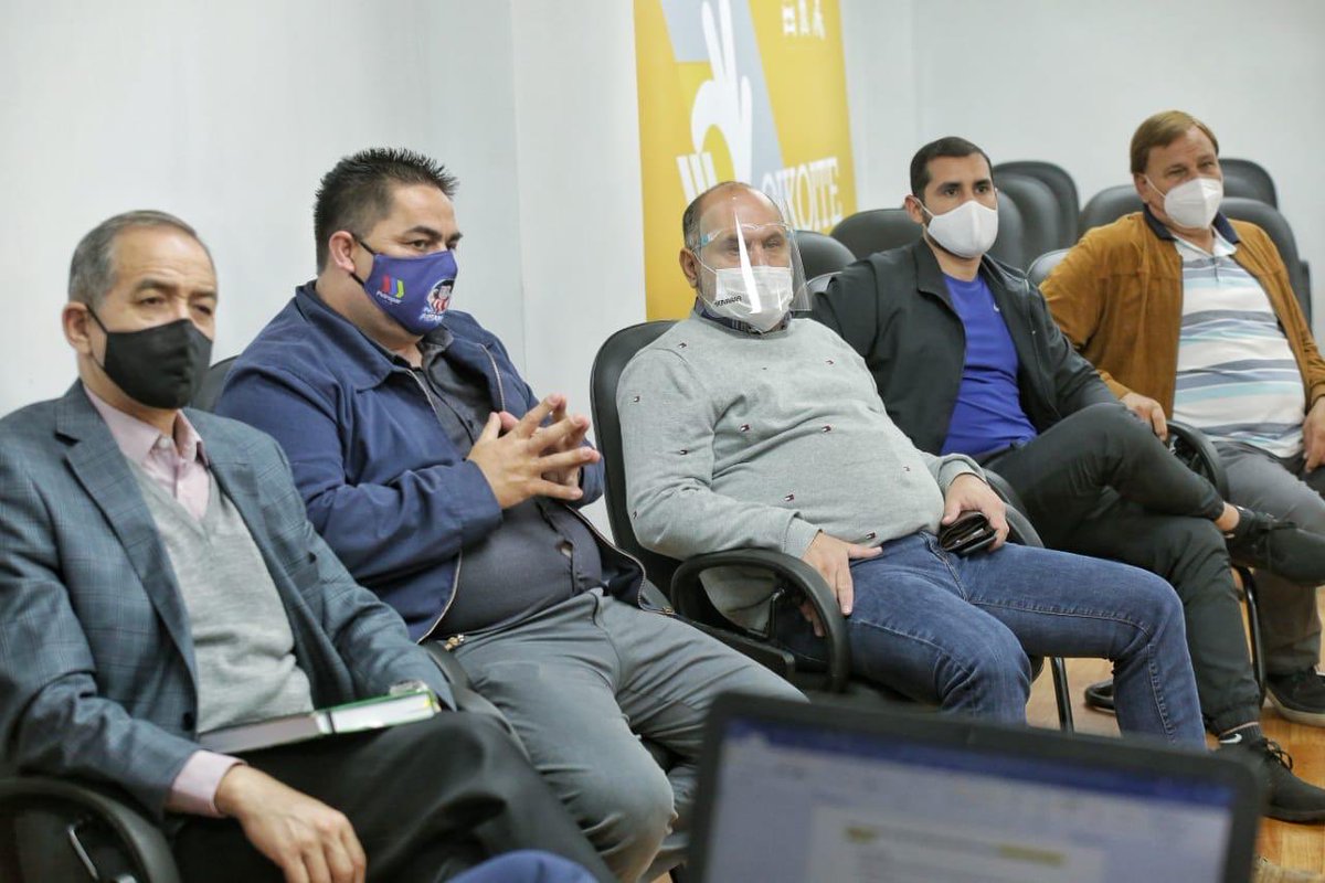 Petropargov's tweet photo. El Presidente @lichi_denis y el Dir. Comercial @HCORONELPY se reunieron con operadores de estaciones Petropar. Los mismos manifestaron su interés por trabajar en estrategias para el beneficio de los clientes y colaborar desde su sector con el desarrollo económico del país 🇵🇾⛽️💪🏼 https://t.co/QMjNoIACtK