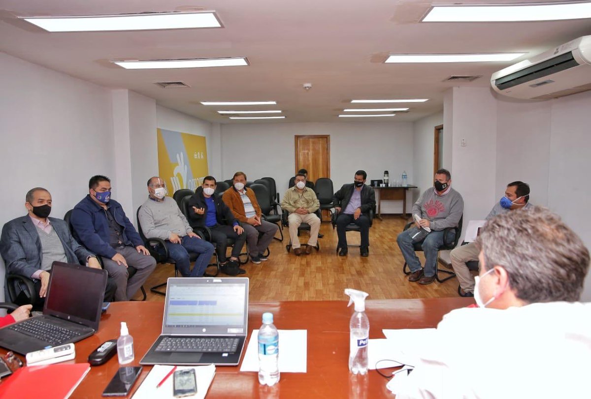 Petropargov's tweet photo. El Presidente @lichi_denis y el Dir. Comercial @HCORONELPY se reunieron con operadores de estaciones Petropar. Los mismos manifestaron su interés por trabajar en estrategias para el beneficio de los clientes y colaborar desde su sector con el desarrollo económico del país 🇵🇾⛽️💪🏼 https://t.co/QMjNoIACtK