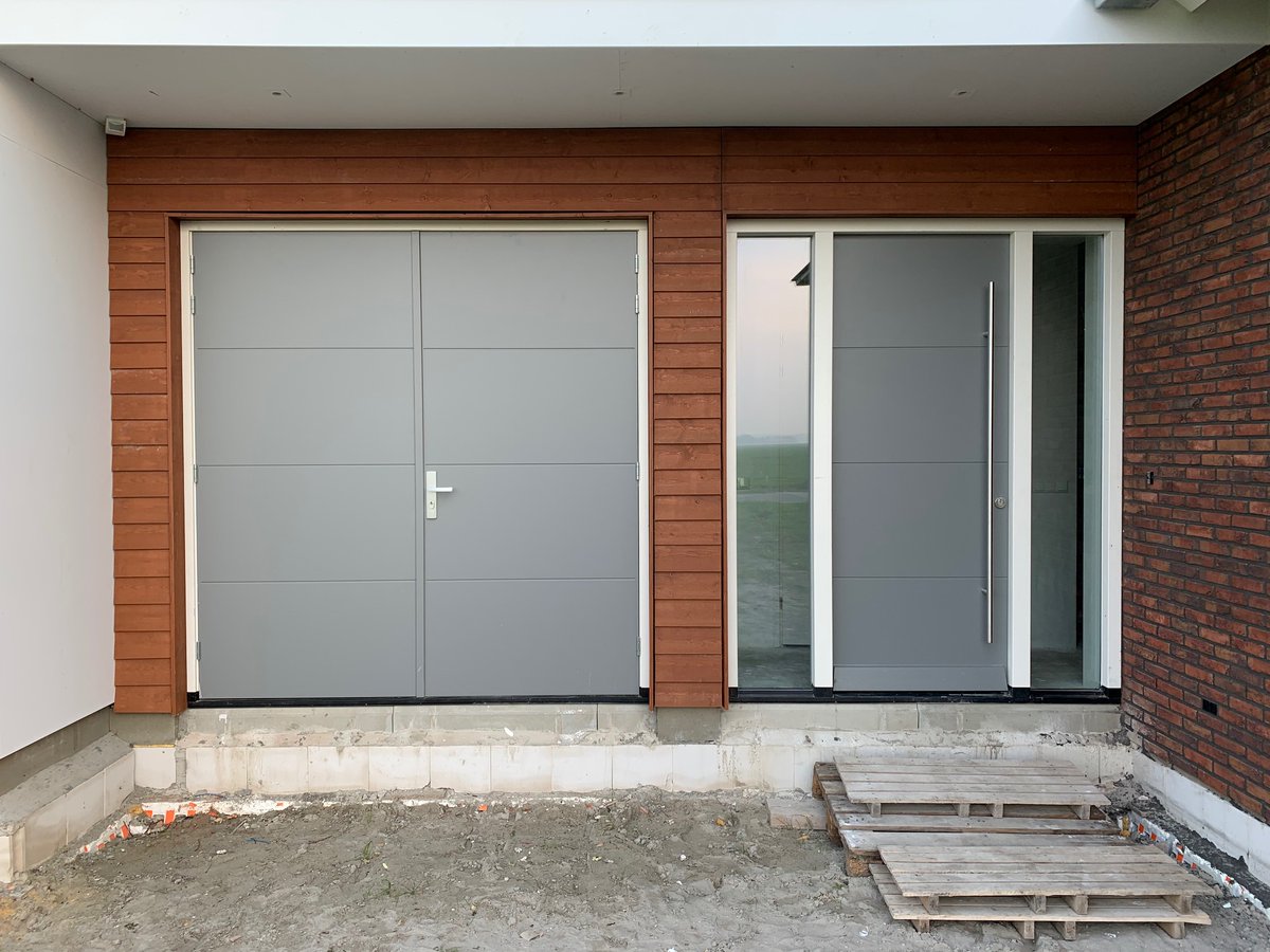BouwRegeling's tweet photo. We hebben deze mooie vrijstaande woning gerealiseerd in Biddinghuizen. Het resultaat mag er zijn! Complimenten voor onze timmerlieden en onderaannemers. We feliciteren de klant met hun nieuwe woning en bedanken Brummelhuis voor de fijne samenwerking. #oplevering #Biddinghuizen https://t.co/Ewo2LW90fF