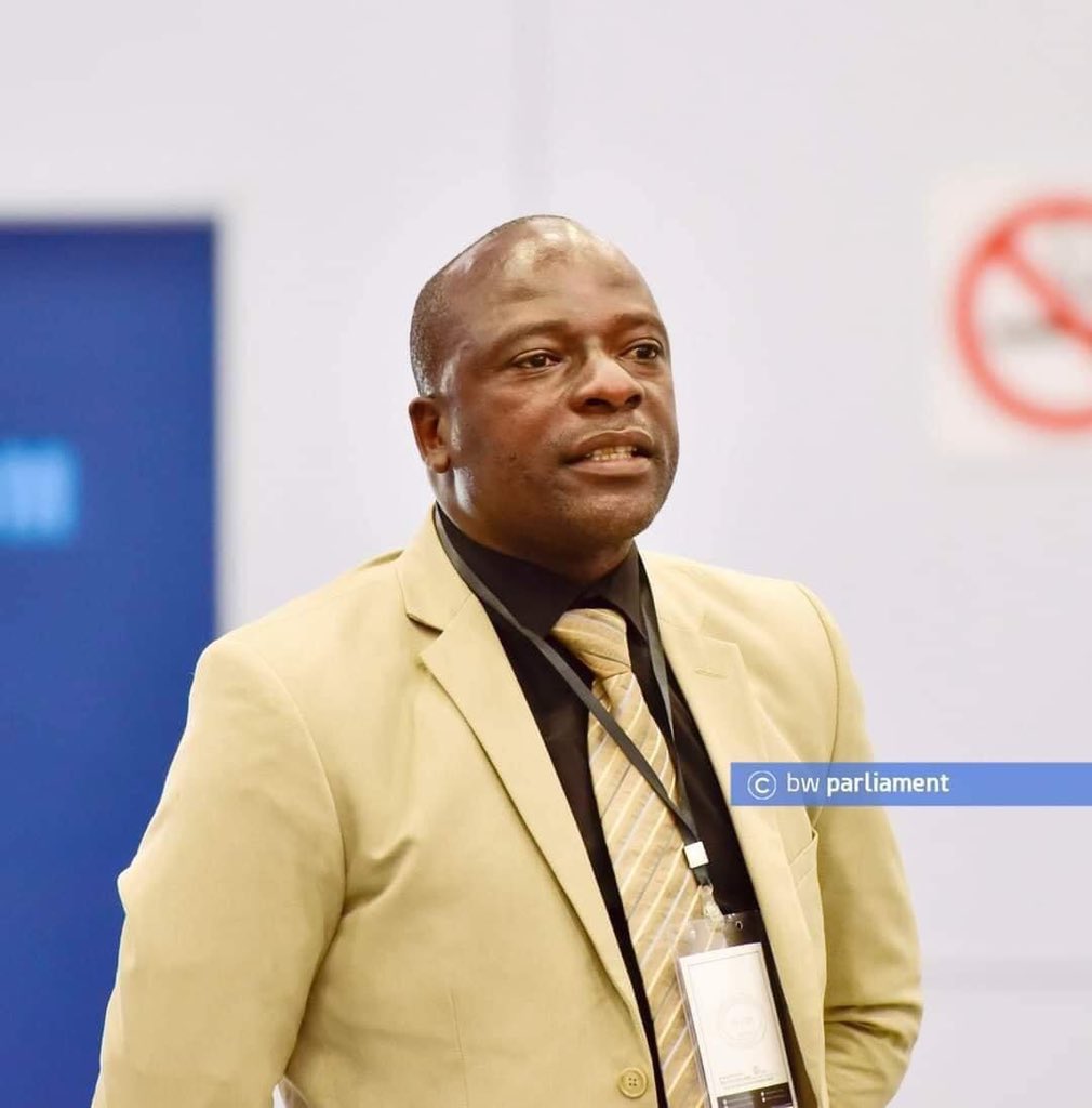 costymoloi's tweet photo. Nata-Gweta  Legislator, Polson Majaha gives his petitioners a middle finger. https://t.co/ws5AmrOq9B