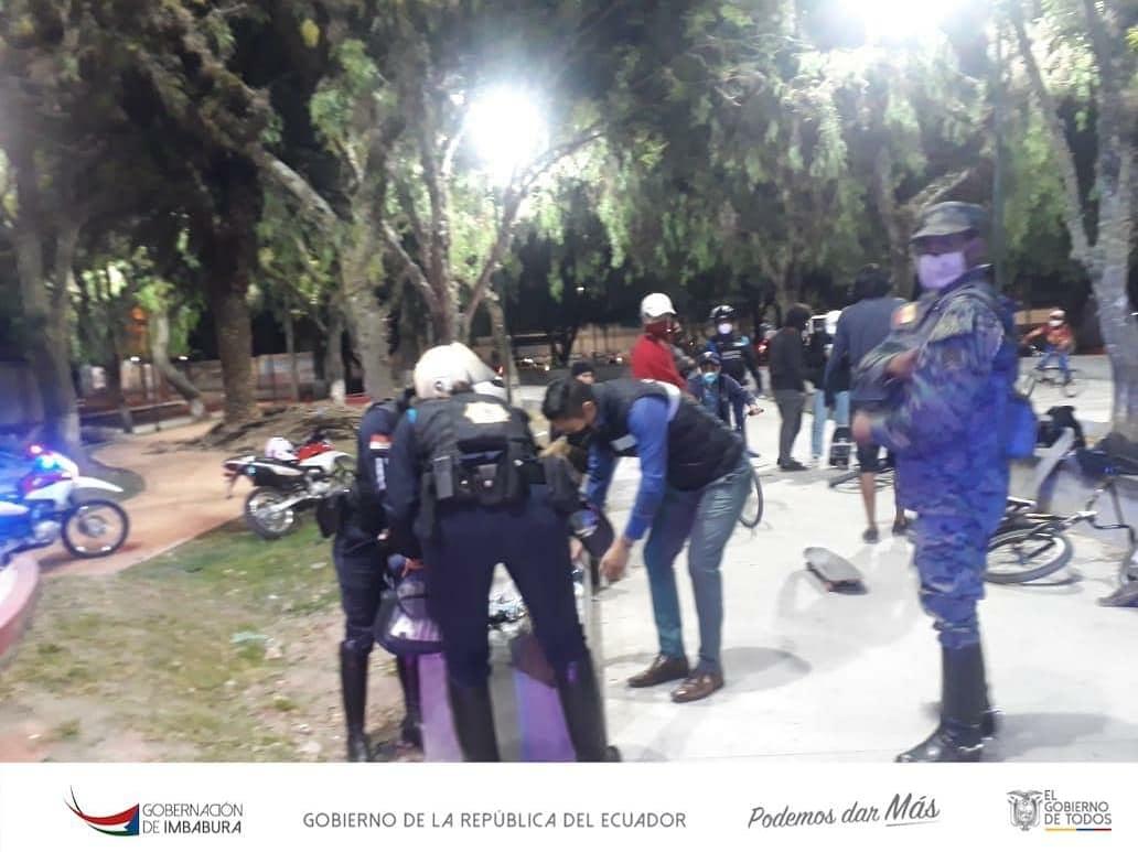 goberimbabura's tweet photo. 📌#Ibarra📌

La #ComisaríaNacional del cantón #Ibarra junto a servidores policiales y miembros de las #FFAA  activan en territorio varios operativos de control con excelentes resultados.
La NO ⛔ propagación de la pandemia #COVID19 es el objetivo..
Link 👇
https://t.co/4AJl4yT9qO https://t.co/GJyUy6k6TK