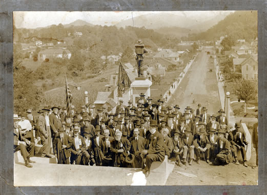 *TW for racial violence* This Friday, September 18th, marks the 105th anniversary for the monument dedication ceremony for the Confederate monument in Sylva, NC. Here's a  #thread on the history of Confederate Monuments in NC, with a focus on Sylva's monument: