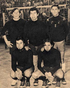 FutboleraAlma's tweet photo. Junto a su grupo @quilapayun jugó un torneo de #Fútbol5 o #babyfutbol en donde no tuvo mucha suerte pero aceptó el reto planteado por la #RevistaRitmo, líder en los #60s en #Chile y se vistió de corto junto a varias figuras artísticas de la época. https://t.co/XvSSJudC2s