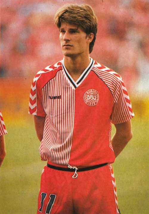 futbolretroes's tweet photo. Si únicamente pudieras fichar a uno... ¿A quién sería?

RT: Michael Laudrup
❤️: Gica Hagi https://t.co/VrMNzxzuhA