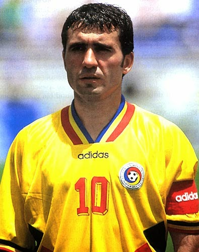 futbolretroes's tweet photo. Si únicamente pudieras fichar a uno... ¿A quién sería?

RT: Michael Laudrup
❤️: Gica Hagi https://t.co/VrMNzxzuhA