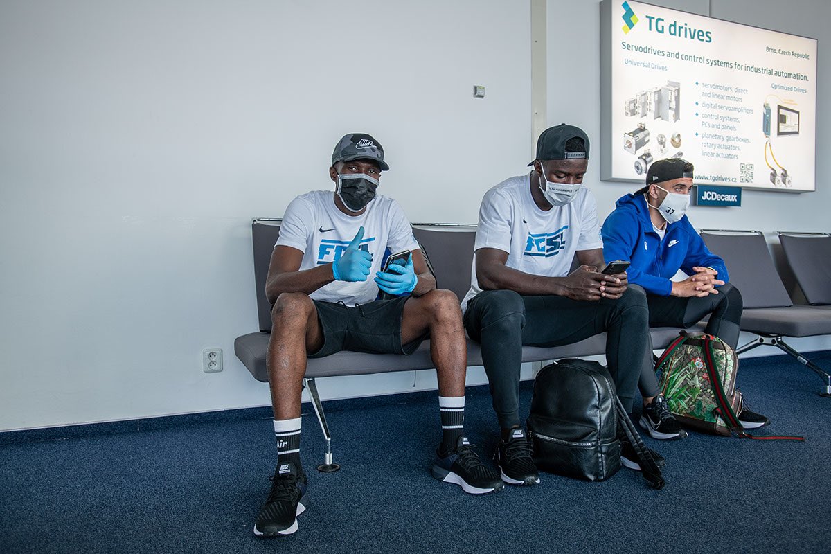 FCSlovanLiberec's tweet photo. Další fotografie z cesty do Vilniusu najdete ve fotogalerii na webu #FCSL. Večer se můžete těšit na fotky z předzápasového tréninku...
https://t.co/Jp0e4dP6GV https://t.co/cjiGfAxYWA
