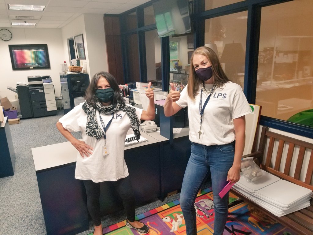 MrsWyland_HHS's tweet photo. These Huckleberry Heroes have huge smiles under their masks after seeing students this morning! @tracyhhs4 @Clavin4th @ibergerhhs4 @mrsdrouin4 https://t.co/RNehoRl1K1