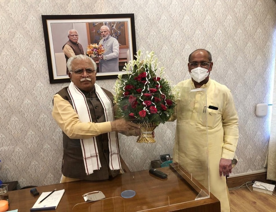 SharwanKumarBjp's tweet photo. आज प्रदेश के यशस्वी मुख्यमंत्री माननीय @mlkhattar जी का कोरोना को हराकर वापस लौटने पर कुशलक्षेम जाना व मार्ग दर्शन प्राप्त करने का सौभाग्य भी मिला। मुख्यमंत्री जी को पुष्पगुच्छ और पंचगव्य उत्पाद भेंट किए। https://t.co/a7XoK9Ptrh