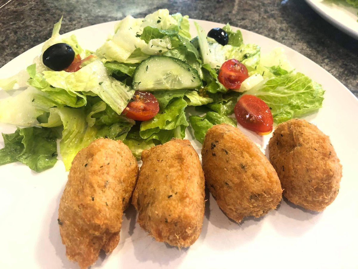 VienaDoCastelo's tweet image. Lunch specials for today!!! #vienadocastelo #pulledbeef #sandwich #piripirichickenskewers #octopus #polvo #codcakes #salad #portuguesefood #inthekitchenwithana🇵🇹 #supportlocal #smallbusiness #doordash #skipthedishes #socialdistance