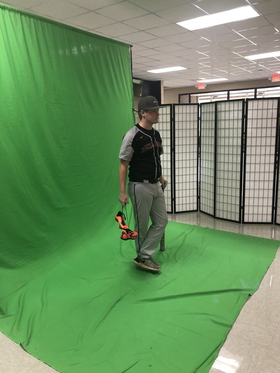 HermitageSchool's tweet photo. We can’t wait to see our finished senior sports banner from Stephens Photography. Senior athletes had their pictures taken with the green screen yesterday. #coolshots #WeAreHermitage https://t.co/tywKpGp63P