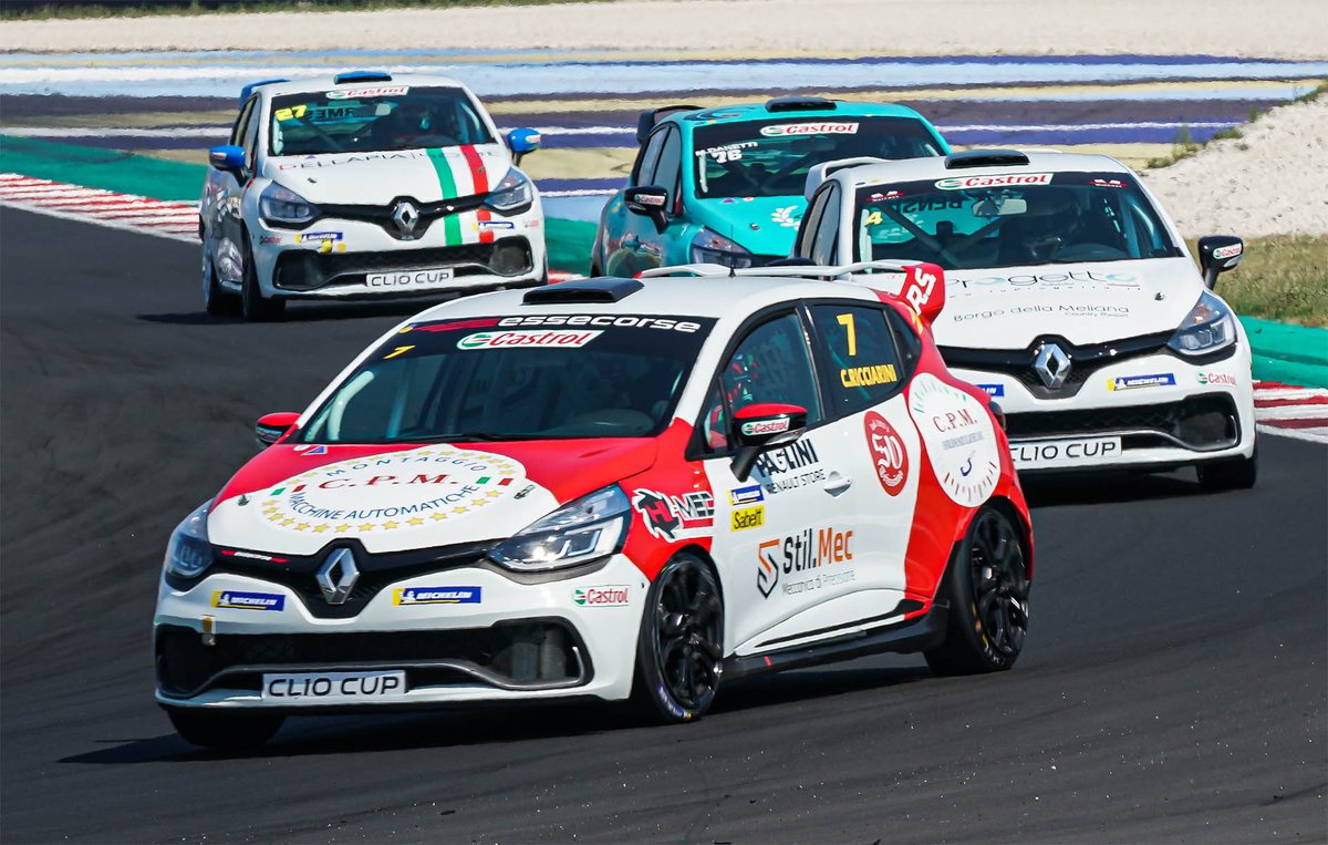 Questo weekend si torna in pista a 🏁 <a href="/Vallelunga/">Autodromo Vallelunga</a>. La #ClioCupItalia 🇮🇹 affronta il terzo dei cinque appuntamenti della stagione, strizzando l'occhio al 2021 e presentando la *** NUOVA VETTURA *** 🚘 Diretta delle due gare del weekend su MS Motors TV. renaultsportitalia.it/art/news_20200…