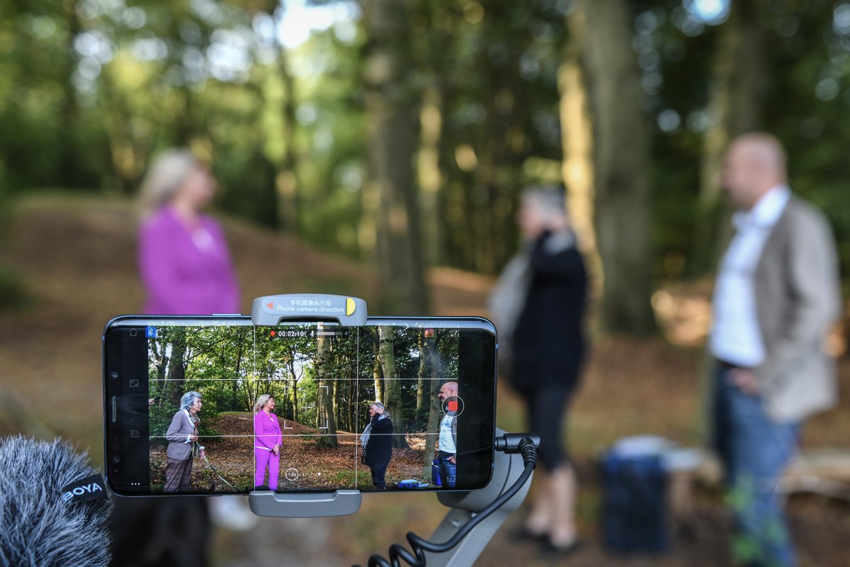 Vanochtend ontving gedeputeerde @estherrommel het eerste exemplaar van 'Natuur op eigen kracht'. Schrijfster Josefien Oude Munnik en fotografe Amke hebben in dit boek 39 particuliere natuurbeheerders in beeld gebracht. natuuropeigenland.nl