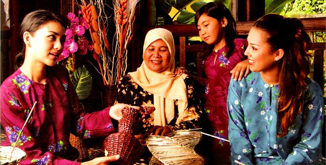 Mereka melihat adat budaya Melayu ketinggalan zaman. Melayu adalah tradisional. Melayu tidak moden. Orang Melayu mula berfikir kehidupan mereka lebih sesuai di kampung.