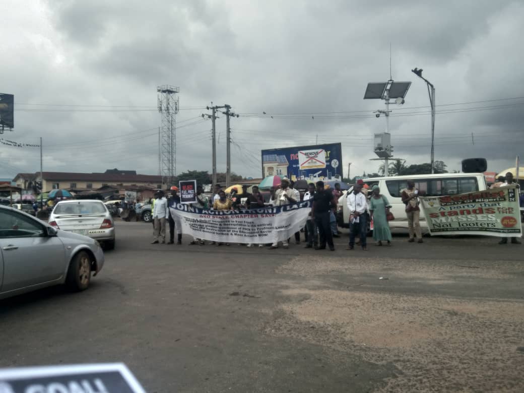 OyoState4's tweet photo. Comrades in Ibadan solidarising with JAF (Joint Action Front) to sensitize and mobilize for October 1st protest. #AACparty #RevolutionNow https://t.co/KwwNB3kM5r