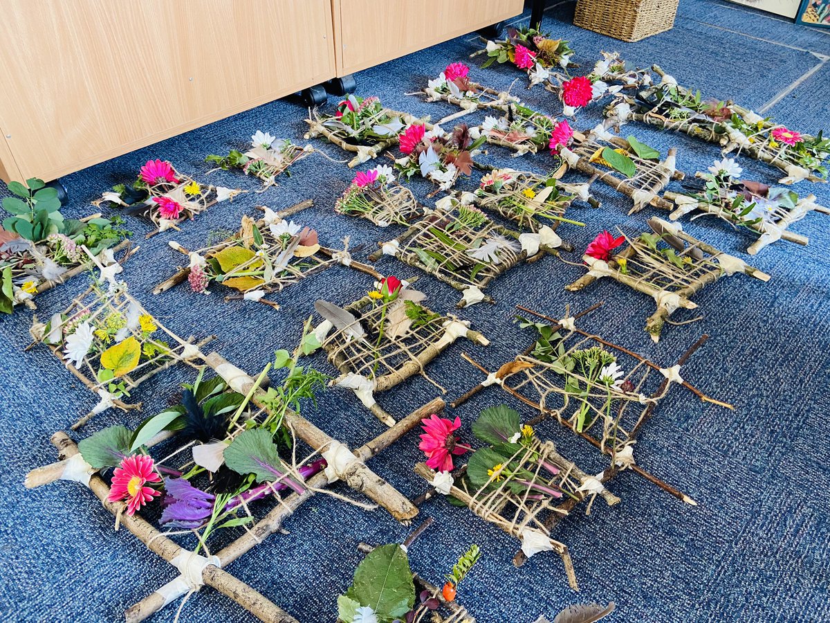 Teacherglitter's tweet photo. Our mindfulness lessons continued this afternoon. The children brought in sticks and made weaving frames and collected natural materials from outside (plus my lovely flowers) to thread inside. I’m so proud of them all. 💕🌺🌸🌹 https://t.co/36D8LcKfTQ
