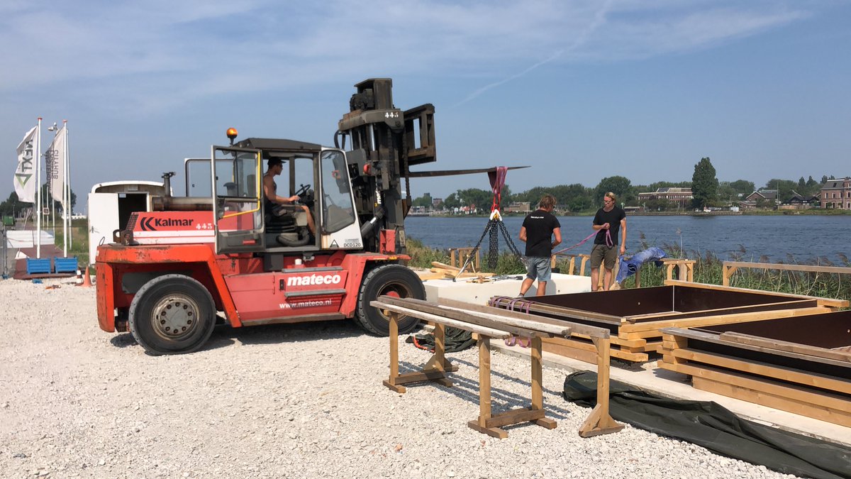 PortofAmsterdam's tweet image. In de TalentHub van @LevelVijf &amp;amp; @VolkerWessels in Westelijk Havengebied wordt gewerkt aan een circulair &amp;amp; uitdagend project voor @HMCmbovakschool. Uit reststromen van Albeton wordt een betonnen podium gemaakt voor op het schoolplein. Hierbij wordt al het restmateriaal gebruikt!