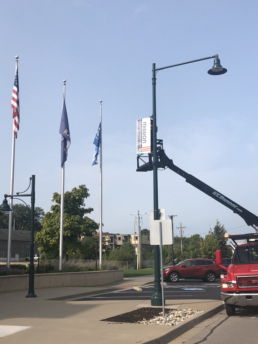 CityofMissionKS's tweet photo. There's something fun in the air today!
Celebrating Mission's new look with fresh new banners lining Johnson Drive - just in time for this Saturday's Sidewalk Sale! https://t.co/51zfl2YguV