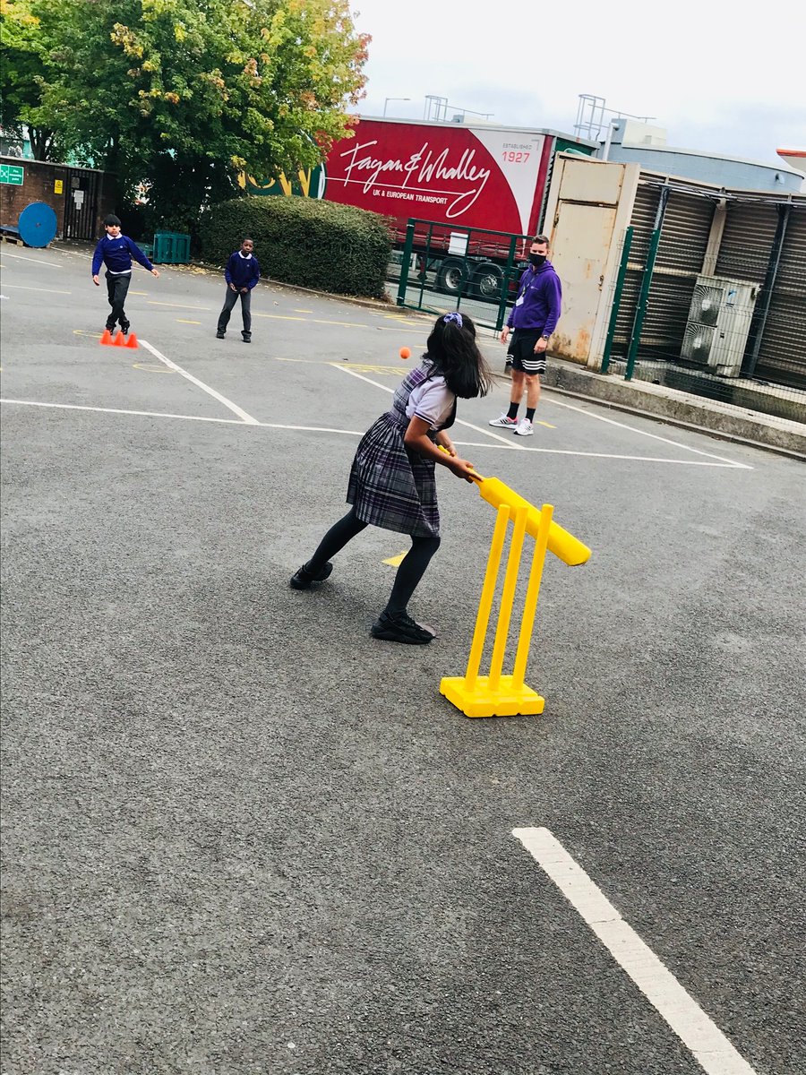 olive_bolton's tweet photo. Cricket Club with Y5 #AfterSchool #Enrichment #ClassBubble #Teamwork #Ambition #Sports #Agility #Skills #WeAreStar https://t.co/50CX35zJWD