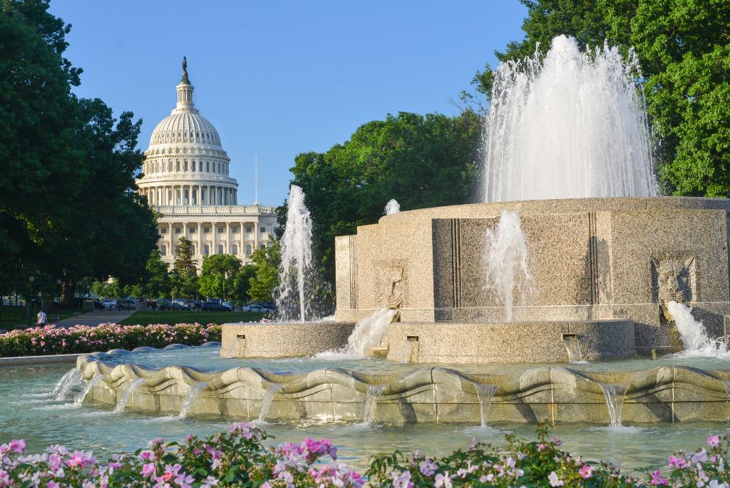 CapitalHilton's tweet photo. Check out all the fountains around DC on foot - like this beautiful one with a view of the Capitol building! ☀️⛲️ #walkwithlocals #mydccool #dctogether https://t.co/XW0ym1Uj9c
