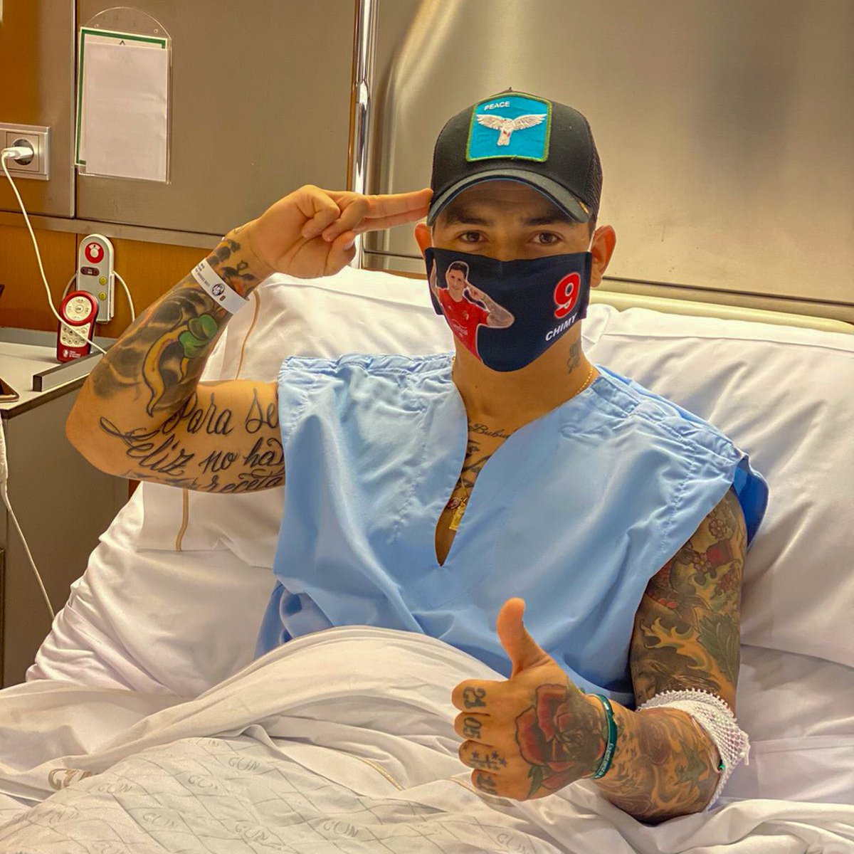 La operación salió bien 💪🏻
Ya mentalizado para afrontar la recuperación. Muchas gracias a la <a href="/ClinicaNavarra/">Clínica Universidad de Navarra</a> y a todos ustedes por el cariño.