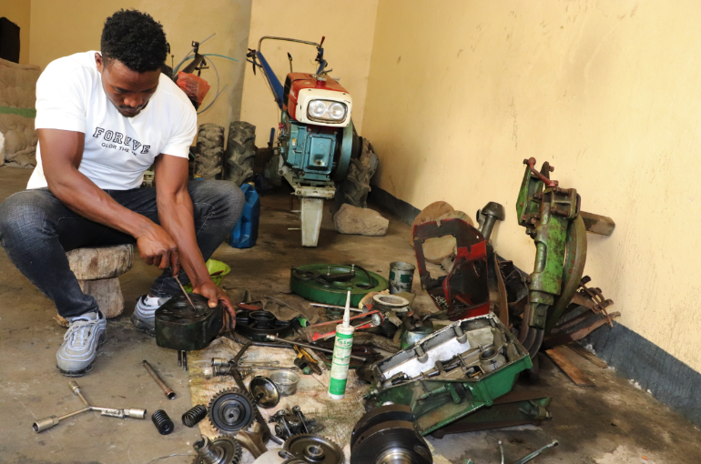 CIMMYT's tweet photo. Beyene Chufamo is a #2WT service provider based in #Meki, #Ethiopia. In 2016, with the support of CIMMYT, he started providing repair and maintenance services to service providers in different areas.
https://t.co/tjgZAkjM52
@ACIARAustralia @CGIAR @ZRBFZIM https://t.co/96uaViZwfH