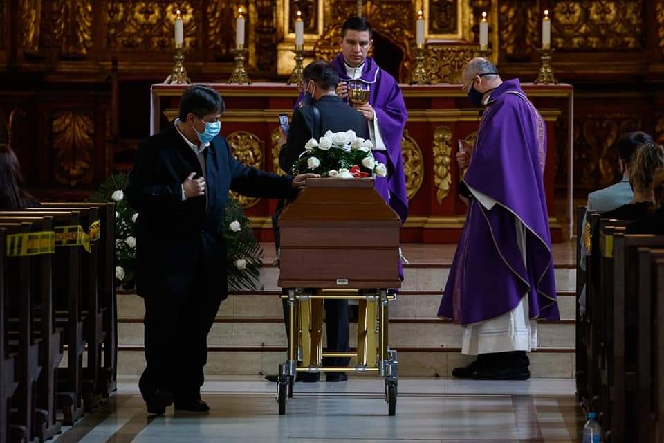 ElindependienCo's tweet photo. #javierordonez #Colombia | 🌐 El último adiós de familiares de Javier Ordóñez. 

Con una ceremonia religiosa católica y una reunión privada de familiares y amigos se realizaron las exequias de Javier Ordóñez 1/2 https://t.co/kE2L95Ylgu